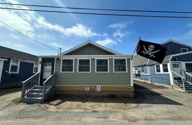 Premier, modern, fully renovated, Beach home...stroll to the beach in 3 minutes!