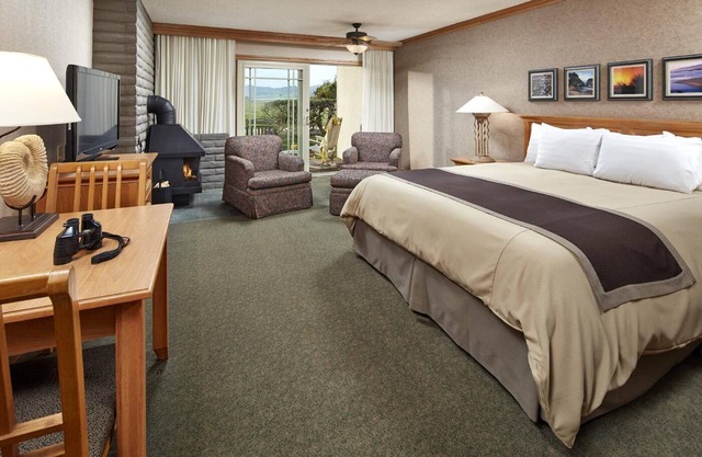 Premium King Coastal View Room w/ Fireplace | Short Drive from Hearst Castle