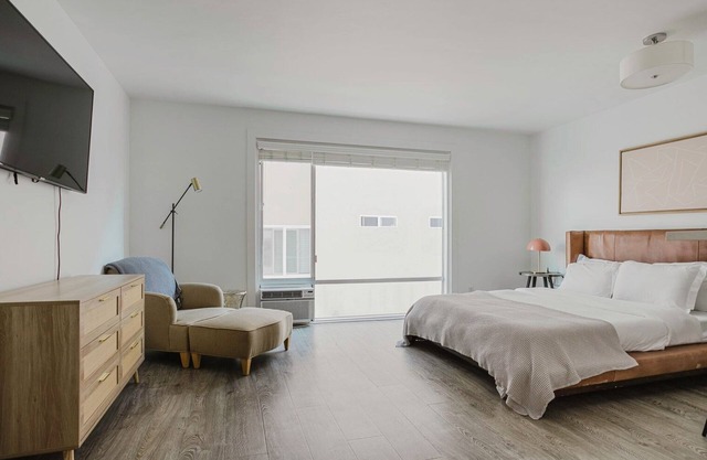 Premium Mid-Wilshire Studio w/ Pool, A/C, nr Food & Shops, by Blueground