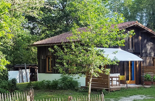 edificio anexo bastante encantador al borde de un lago privado