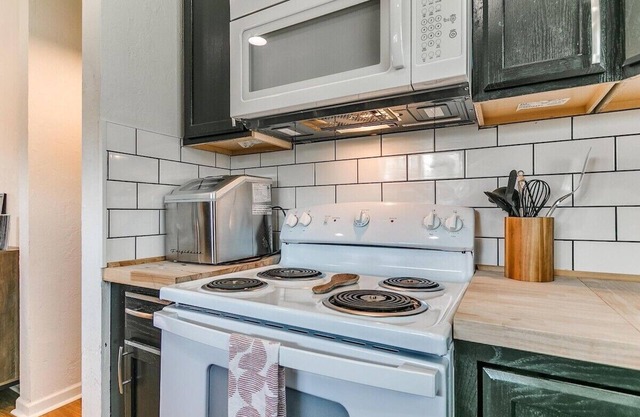 Pretty in Pink. Wi-fi. Sleeps 6.