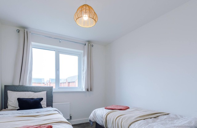 Prime location/3Storey 5Bed Semi/Spacious/Driveway