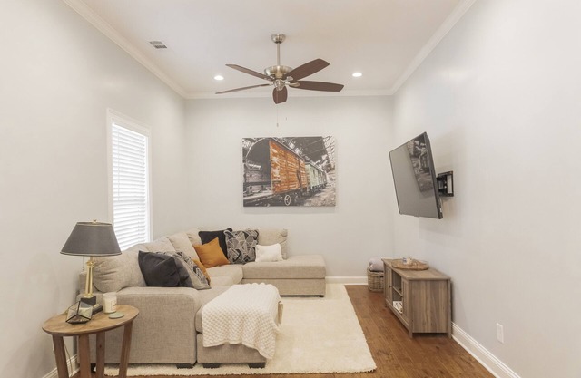 Prime Location, Sleeps 12, 7 Beds, Cozy Front Porch