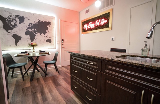 Prime Location: Stylish 1BR Apt in The Domain