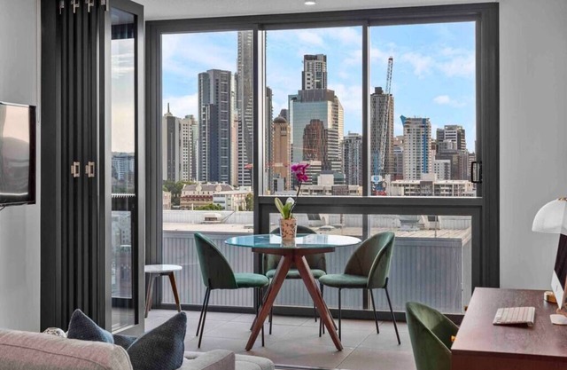 Prime position 1.5 BR w/ view/ parking / roof pool