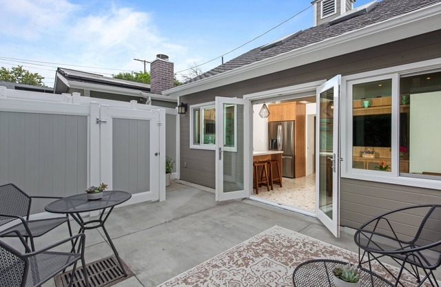PRIME STUDIO CITY MODERN HOUSE IN THE QUIET FOOTBRIDGE AREA...