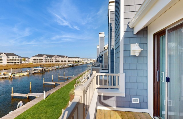 Pristine bay front townhome in Ocean City: Sweeping views, modern amenities