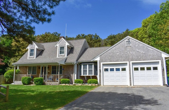 Pristine condition! Three bedroom sleeping 8 with contemporary beach decor!