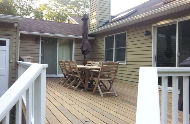 Pristine East Hampton Getaway! ¡Camina hasta la playa privada! Enorme ducha al aire libre!