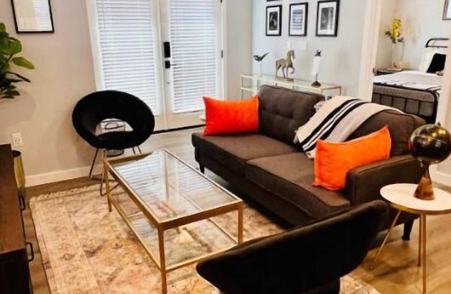 Private 1BD+1BA House w/ Full Kitchen + free parking