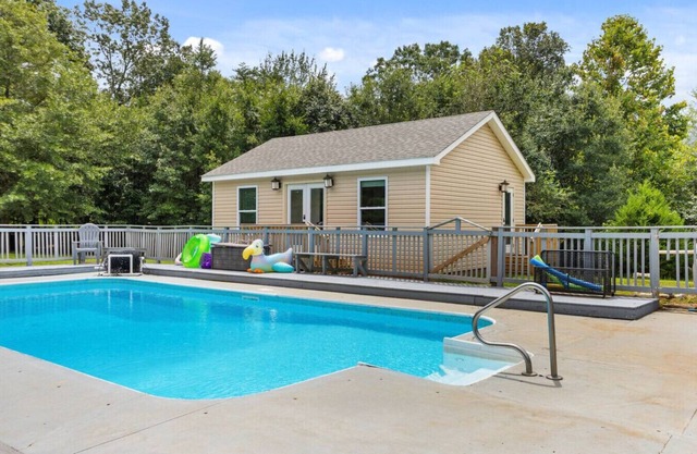 Private 1BR Guest House w/ Pool & Kitchen