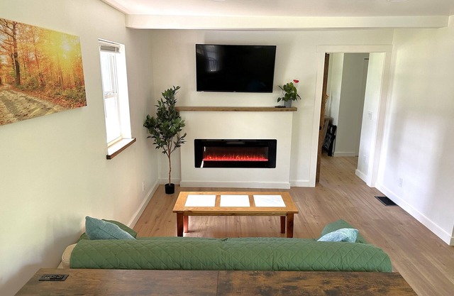 Private 2-bed/2 bath house w/ Hot Tub, yard in Batavia 15 minutes to Darien Lake