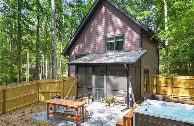 Private 2-bedroom cottage with hot tub and smart home features in Woodstock