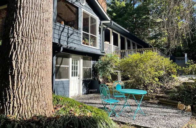 Private Apartment on Beautiful Grounds, within walking distance of Landrum SC