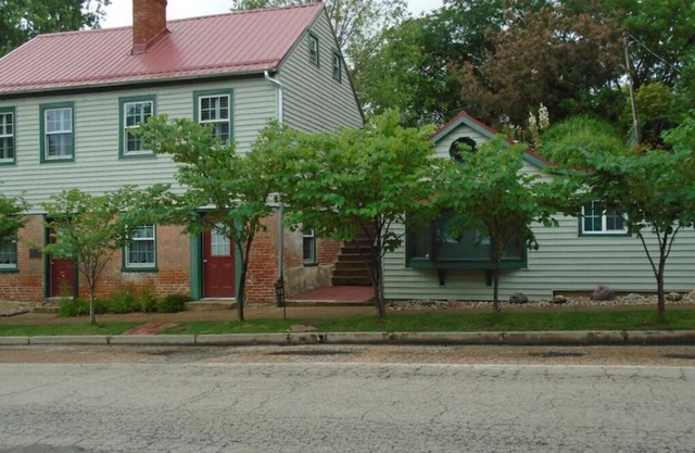 Private Bathroom, Private Entrance, The Cobbler Suite is perfect for your weekend getaway! Park the car and walk to shops, restaurants, wineries, distilleries, breweries, tasting rooms and more!