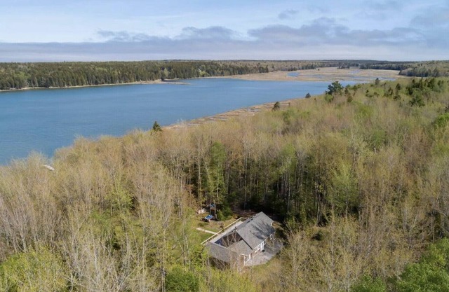 Private Bayfront Cottage on 19 wooded acres with Dock on the Schoodic, Sleeps 10