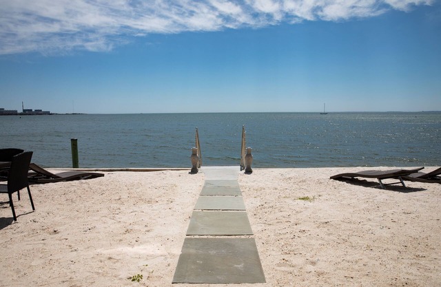 PRIVATE BEACH: A SLICE OF HEAVEN @ NIANTIC W/ 6 QUEENS 1 FULL BED