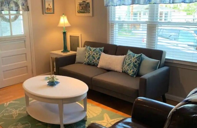 Private Beach Cottage-5 minute walk to the sand! Private fenced in yard.