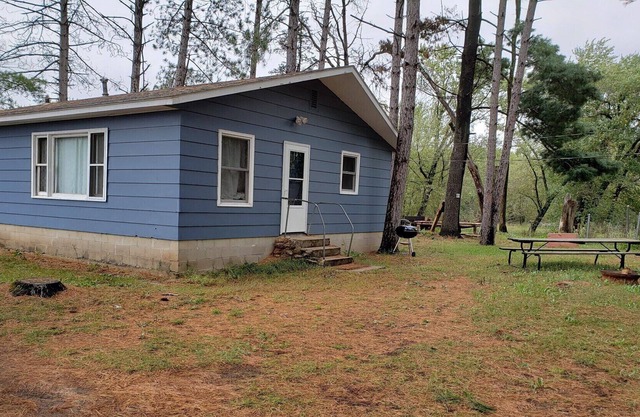 Cabaña privada enclavada en pinos y a pocos pasos del río Wisconsin en 72 acres
