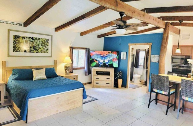 COMPRUEBE GETAWAY CON UNA TINA CALIENTE CERCA DE LAS ATRACCIONES DEL ÁREA Y EL ACCESO AL MAR