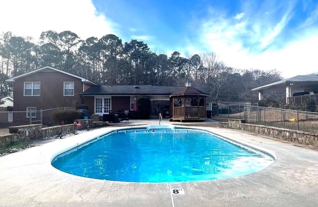 *Private/Contempo/Cozy/House & pool/17 min from ATL & in the Atlanta Metro Area*