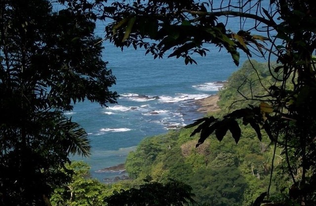 Cottage privado enclavado en la selva, Por encima de la orilla rocosa.