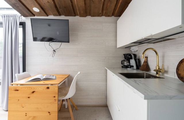 Private & Cozy Suite on Himosranta with Lake Views