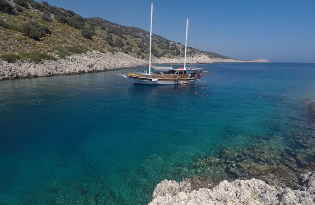 Crucero privado con tripulación azul en Kas-Kekova