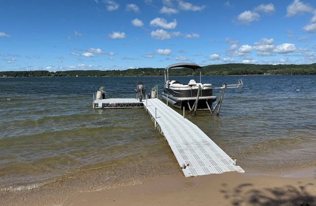NEW Private DOCK on Lake Charlevoix / Boat Rental / Golf-Cart / Trailer Parking