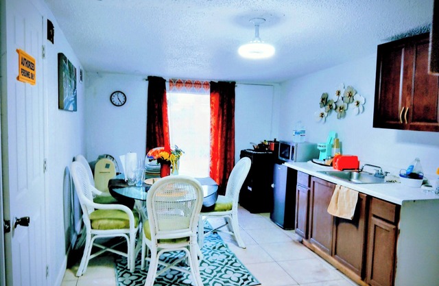 Perfect Guest Suite with Private kitchen & Bathroom in charming West Palm Beach