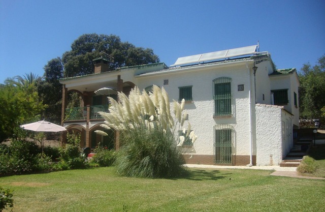 finca privada en Andalucía con una gran piscina, jardín, sauna, parrilla, para 14 personas.