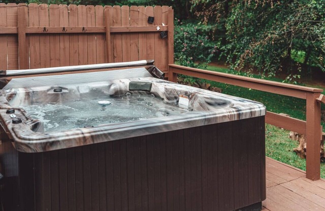 Private Forest ~ HotTub ~ King Bed ~ Near Ash Cave