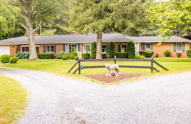 Private, gated country home with outdoor pavilion & EV charger - dog-friendly