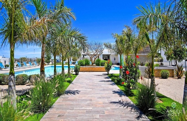 Private Gated Retreat: Pool, BBQ, Near Shops