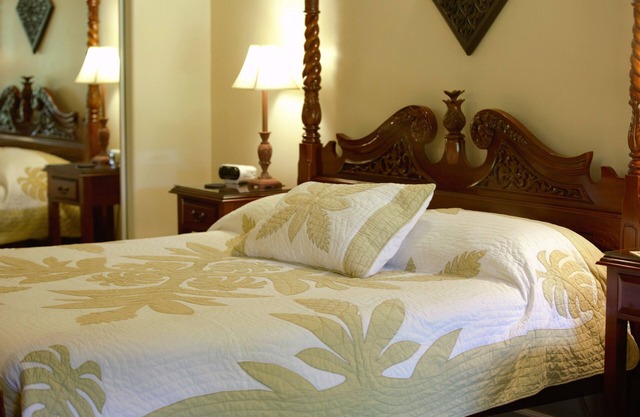 Private Hawaiian style unit "Sleep Number" king bed with A/C