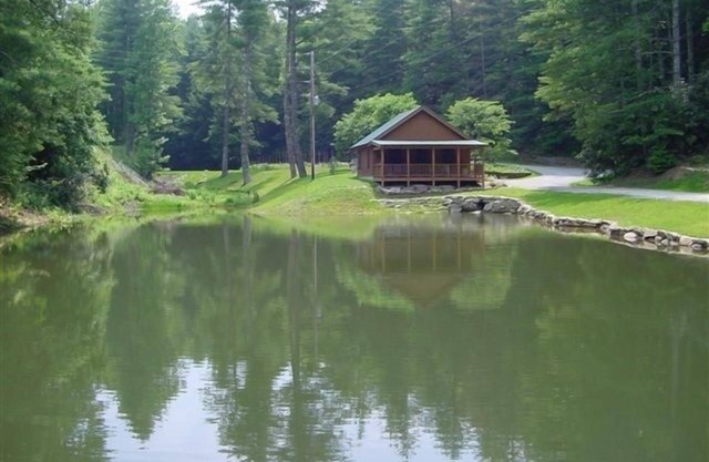 Casa privada en el antiguo campamento de verano con estanque de truchas, campos y más