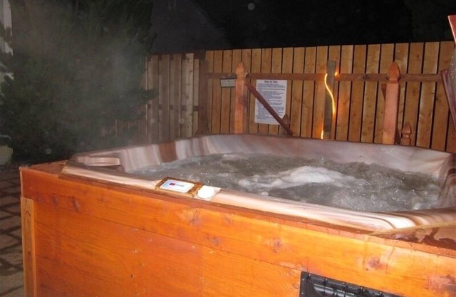 Bañera de hidromasaje privada, 2 dormitorios. Cerca de la playa y faro.