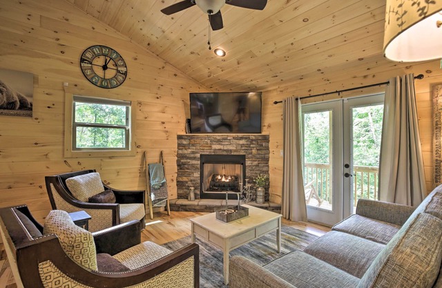 Private Hot Tub & EV Charger: Cozy Murphy Cabin!