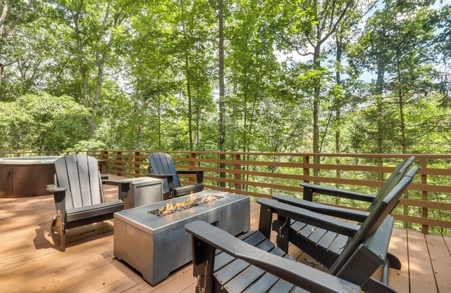 Fully Renovated Broadway Cabin w/ Private Hot Tub!