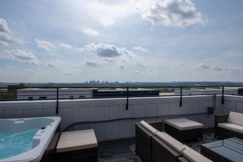 Private Hot Tub - Spacious Home - Hosts 12 Guests