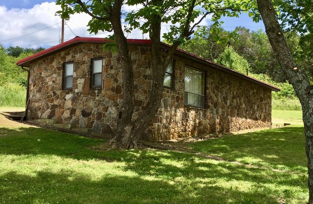 Casa privada ubicada segundos lejos del acceso a Norfork y al río Blanco