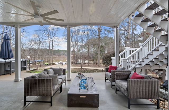 PRIVATE LAKEFRONT HOME WITH HOT TUB & AMAZING VIEW OF LAKE OCONEE