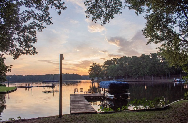 Privada frente al lago casa de campo! Acogedor, limpio y abierto! Gran ubicación en el lago Oconee!