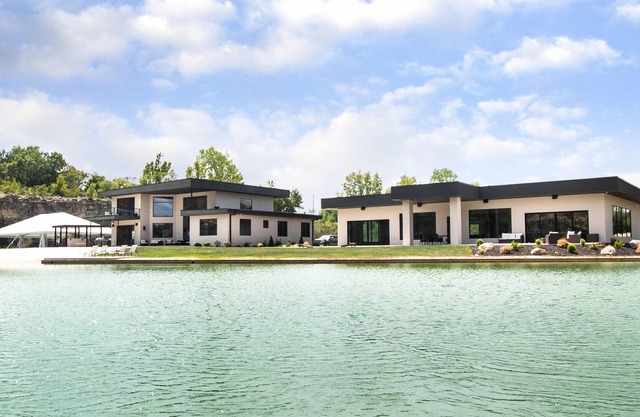 Propiedad privada de lujo de 20 acres con una playa de arena blanca y un lago de 8 acres