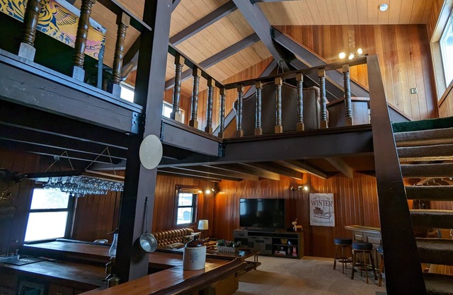Private mountain lodge on 140 acres, only 20min to Park City!