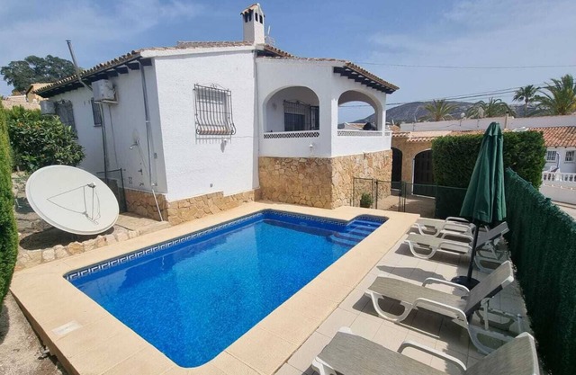 Villa privada de 3 camas de propiedad privada, piscina privada, aire acondicionado y wifi para 6 + 1 bebés