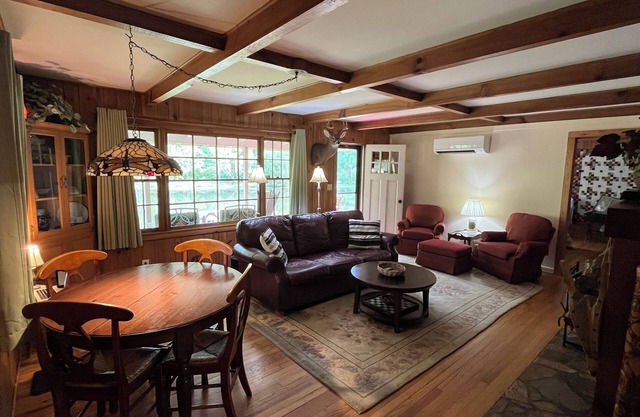 Lago privado que admite mascotas ... aislado y a 1,6 km de Main St ... ubicación perfecta