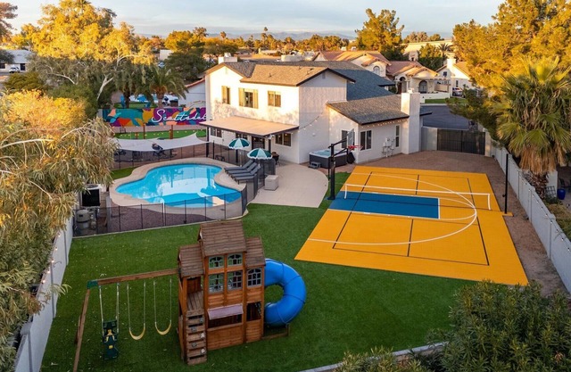 Pickleball Court, Movie Theater, PuttPutt, HotTub!