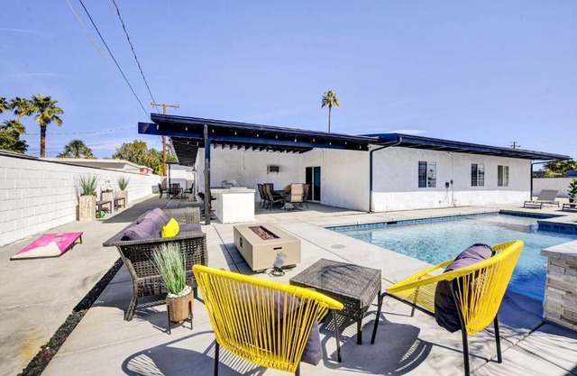 Private Pool and Spa Stylish Palm Springs Home!