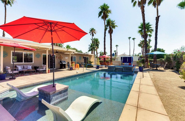 ¡NUEVO! Palm Springs Paradise w / Pool & Putting Green!
